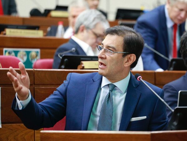 Ahora Ovelar admite que "fue un error" aceptar la contratación de su hijo en Diputados · Radio Monumental 1080 AM