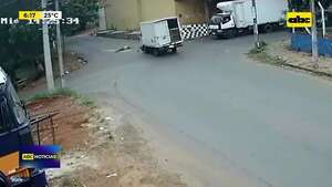 Video: Un camión chocó contra una motocicleta  - ABC Noticias - ABC Color