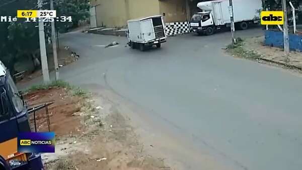 Video: Un camión chocó contra una motocicleta - ABC Noticias - ABC Color
