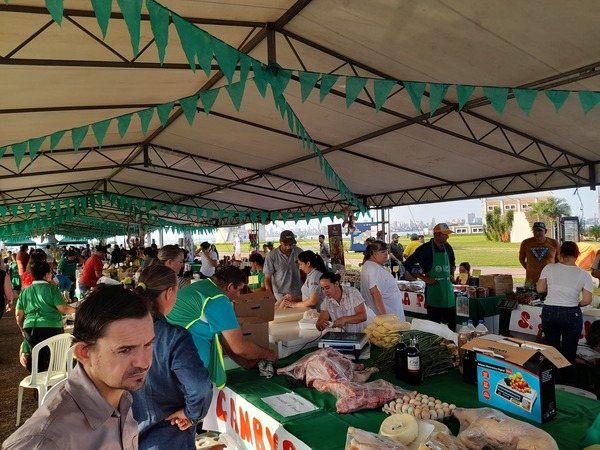 ¡Última oportunidad del año! Feria de la Agricultura Familiar en pleno desarrollo en la costanera de Encarnación