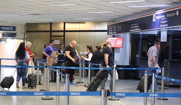 Diario HOY | Intensifican controles migratorios en el aeropuerto Silvio Pettirossi