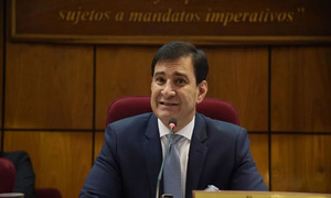 El senador Silvio Ovelar admite “metida de pata” con cargo para su hijo y por hablar de “colegio top”