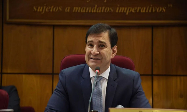 El senador Silvio Ovelar admite “metida de pata” con cargo para su hijo y por hablar de “colegio top”