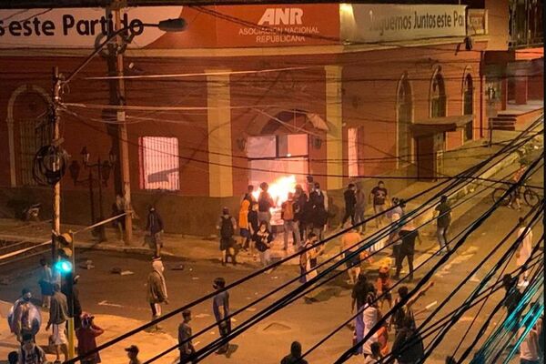Diario HOY | Policía dice que existe la amenaza de "hacer desaparecer la sede de la ANR"
