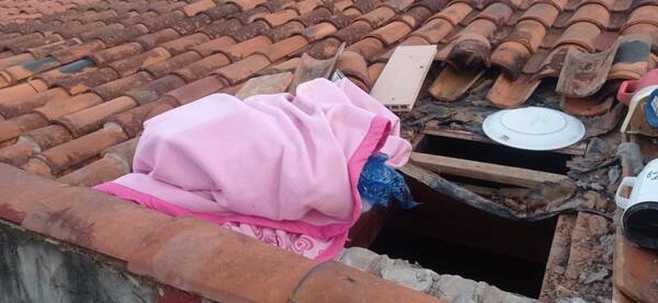 ¿Llegó "Santa"? : Entró por el techo de una casa y se llevó de todo