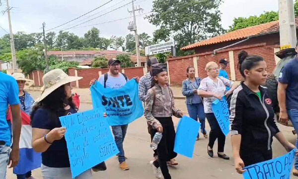 Beto Ovelar es escrachado en Coronel Oviedo por tratar de mediocres a docentes del interior – Prensa 5