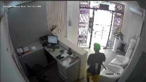 Delincuente captado en cámara robando celulares en laboratorio de Encarnación