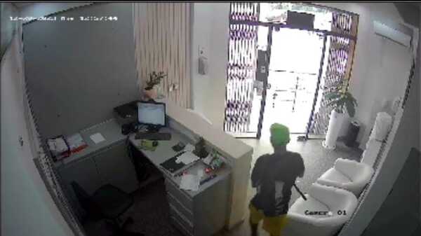 Delincuente captado en cámara robando celulares en laboratorio de Encarnación