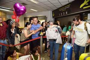 Emotivos recibimientos en aeropuerto en puerta de Navidad •