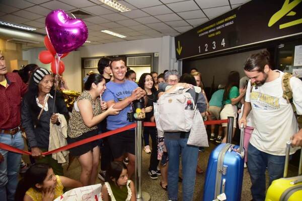 Emotivos recibimientos en aeropuerto en puerta de Navidad •