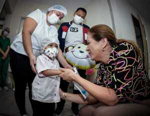 Niño salvadoreño de 3 años se somete con éxito a trasplante de médula en el Acosta Ñu | 1000 Noticias