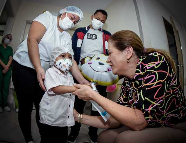 Niño salvadoreño de 3 años se somete con éxito a trasplante de médula en el Acosta Ñu | 1000 Noticias