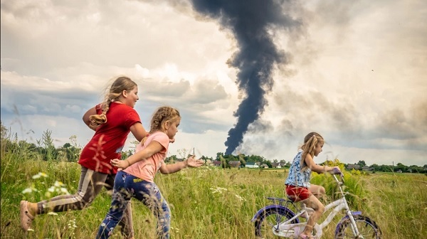 Foto de niñas ucranianas, símbolo de resiliencia infantil en la guerra