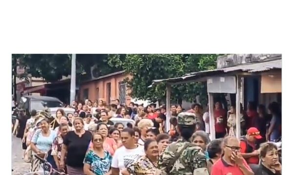 Familiares de reos de Tacumbú llegaron masivamente luego de que volvió la calma