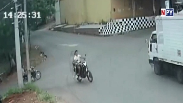 Violento choque de una moto con un camión - Noticias Paraguay