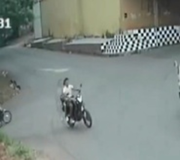 Violento choque de una moto con un camión - Paraguay.com