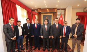 Dirigentes de Salto del Guairá visitan a Cartes y presentan proyecto de desarrollo