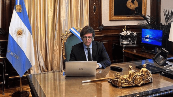 Desregularizaci贸n de Javier Milei afecta a clubes de f煤tbol, alquileres y aerol铆neas argentinas - Revista PLUS