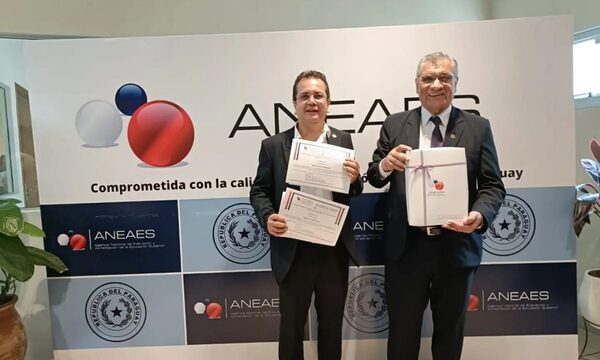 UNE recibe certificados de Acreditación de la ANEAES