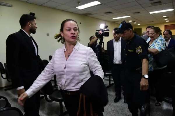 Díaz Verón y su esposa son escrachados tras el blanqueo - Nacionales - ABC Color