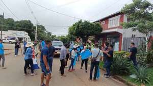Docentes repudian al senador Ovelar frente a su casa familiar - Nacionales - ABC Color