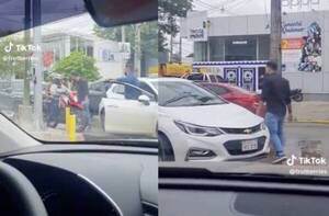 [VIDEO] Arriero nervioso quiso pelear con todo el que se le ponía enfrente