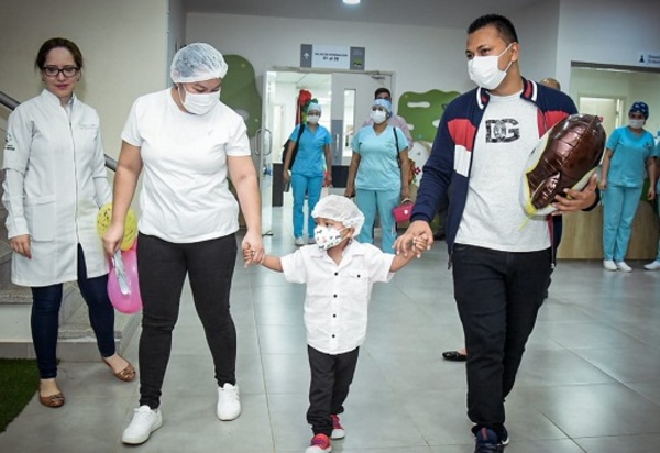 Éxito en trasplante de médula a niño salvadoreño en Paraguay - Noticiero Paraguay