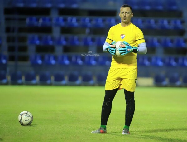 Versus / Luego de dejar Nacional, Héctor Espínola fue presentado en su nuevo equipo