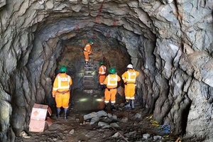 Diario HOY | Mueren siete mineros tras derrumbe en mina de oro en Perú