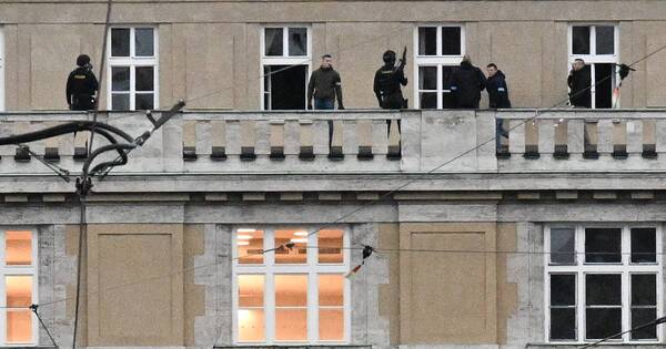 La Nación / Joven mató a 14 personas en universidad de Praga