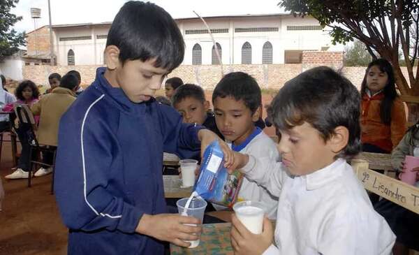 Gobernaciones pagan hasta G. 3.200 más por litro de leche de la merienda - Política - ABC Color