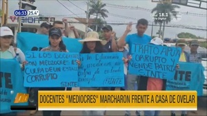Docentes tildados de "mediocres" por Ovelar se manifestaron frente a la casa de su madre - Noticias Paraguay