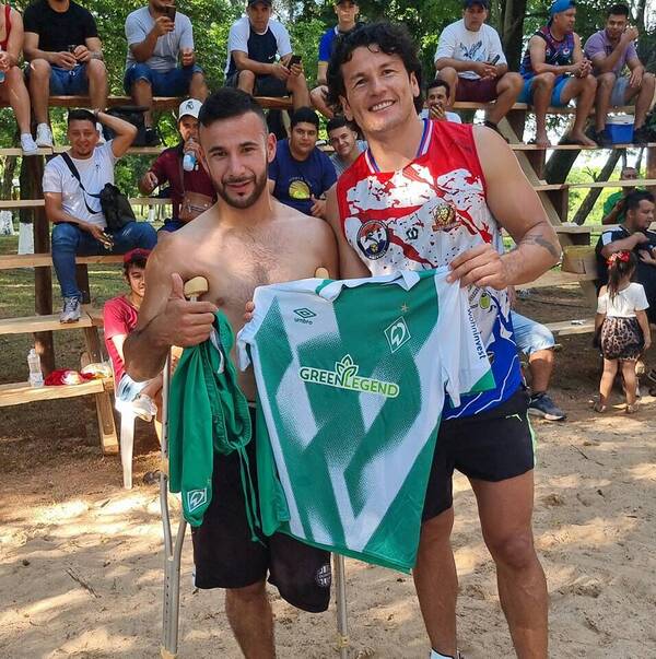 ¡Un crack! Jugó piki vóley con muletas con Nelson Haedo Valdez y emocionó al rollo