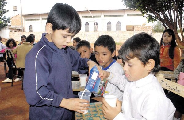 Gobernación de Amambay pagó 8.490 gs por cada litro de leche de la merienda escolar - Oasis FM 94.3