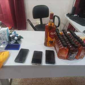 Incautan celulares de guardias del Cereso que no pudieron detectar 29 botellas de caña y un whisky