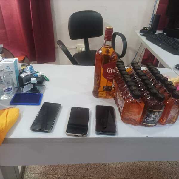 Incautan celulares de guardias del Cereso que no pudieron detectar 29 botellas de caña y un whisky