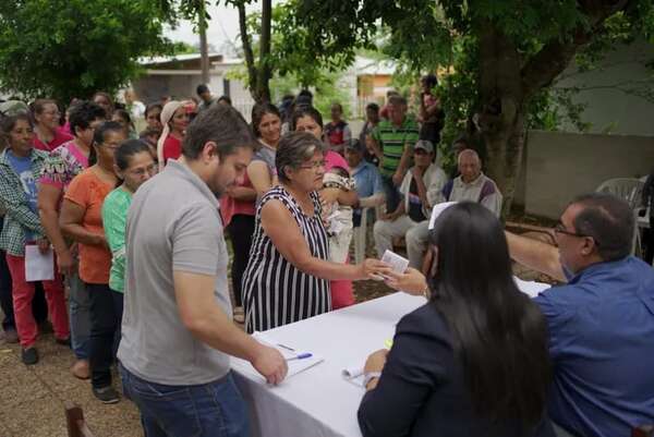 Entregan bonos navideños a familias vulnerables de Misiones - Nacionales - ABC Color