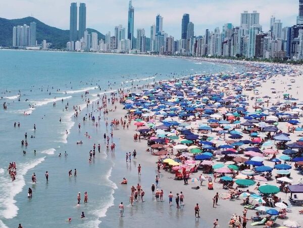 Gran afluencia de compatriotas en las playas del Brasil, informa Asatur · Radio Monumental 1080 AM
