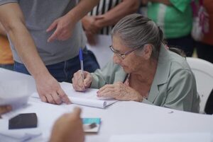 Yacyretá entregó bonos sociales a familias vulnerables de Ayolas y Santiago