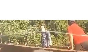 Mujer se iba a arrojar de un puente y un hombre la salvó