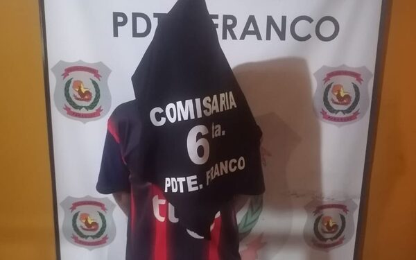 Pareja a los puños en ronda de tragos