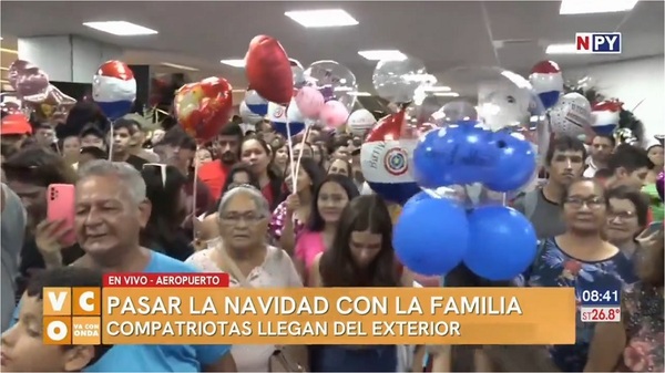 Emotivo recibimiento a compatriotas en el aeropuerto - Noticias Paraguay