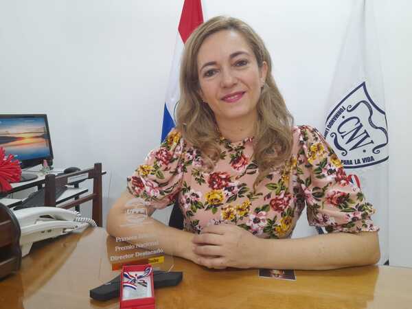 LA MAGISTER SIRLE HÁSEK DE BARBÚDEZ ES GALARDONADA COMO DIRECTORA DESTACADA A NIVEL PAÍS.