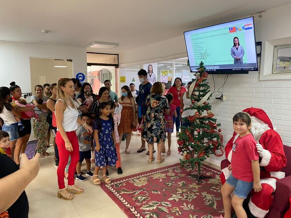 Diario HOY | Papá Noel se adelantó y llevó alegría a los niños del hospital