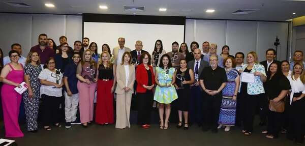 Semillas para la Democracia otorgó reconocimientos a figuras destacadas en el Proyecto CREER - Sociales - ABC Color