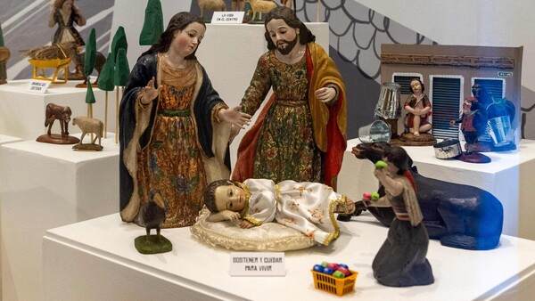 Los insólitos personajes de un pesebre antiguo en Ecuador