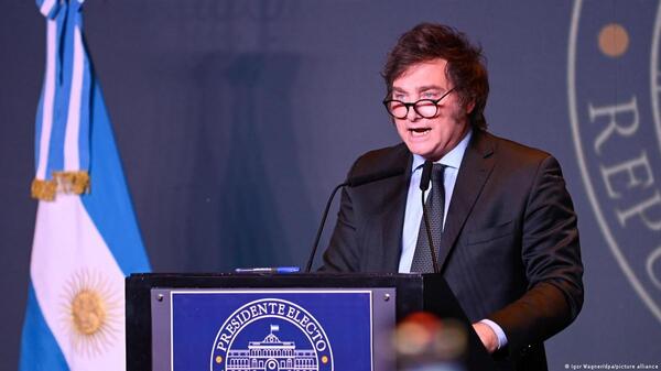 Rechazo pol铆tico y sindical al plan de Javier Milei, que cuenta con el respaldo empresarial - Revista PLUS