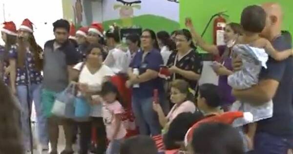La Nación / Médicos del Hospital Pediátrico brindan una serenata a sus pacientes