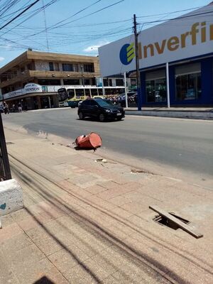 Irresponsabilidad de la ESSAP: tambor abandonado en la calle Saturio Ríos » San Lorenzo PY