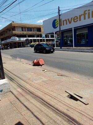 Irresponsabilidad de la ESSAP: tambor abandonado en la calle Saturio Ríos » San Lorenzo PY
